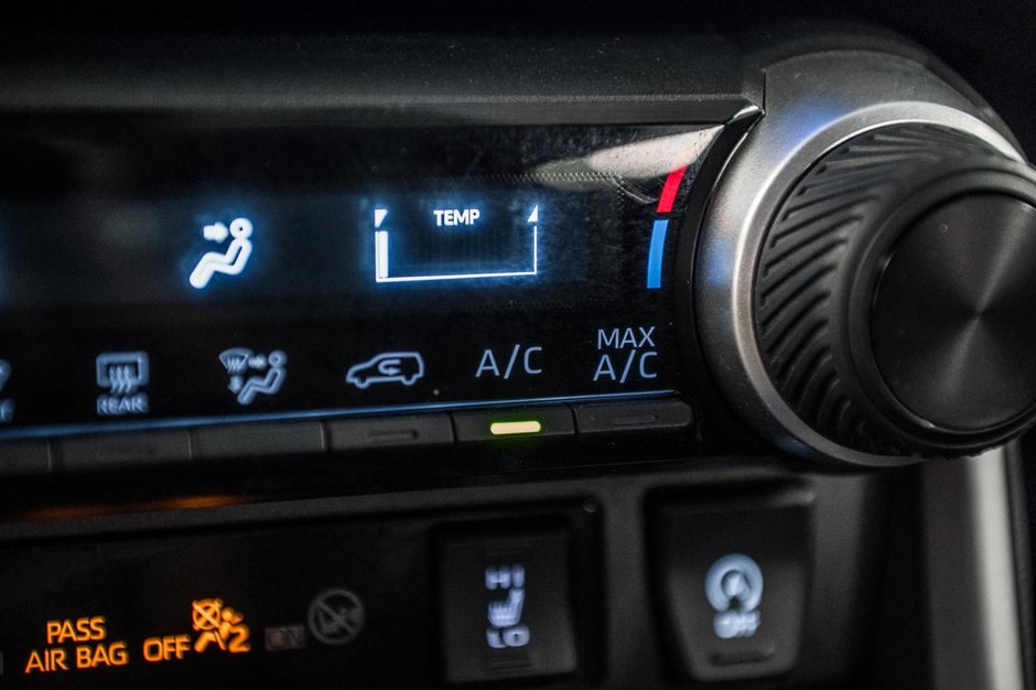 Toyota RAV4 LE 2024-20