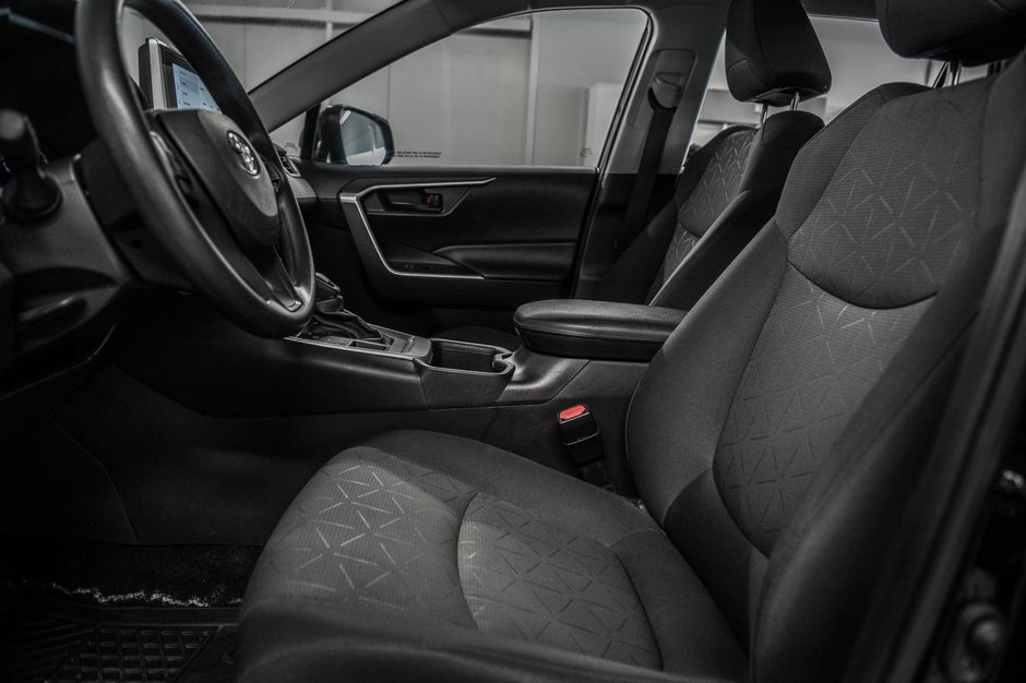 Toyota RAV4 LE 2024-12