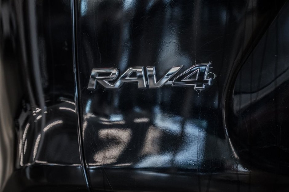 Toyota RAV4 LE 2024-8