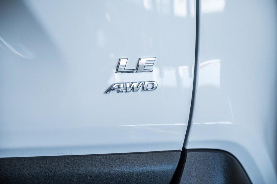 Toyota RAV4 LE 2024-9