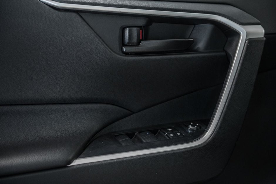 Toyota RAV4 LE 2024-11