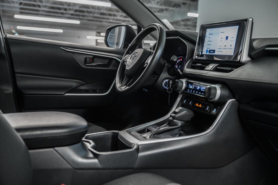 Toyota RAV4 LE 2024-28