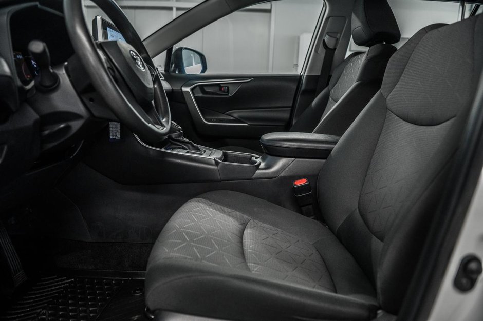 Toyota RAV4 LE 2024-12