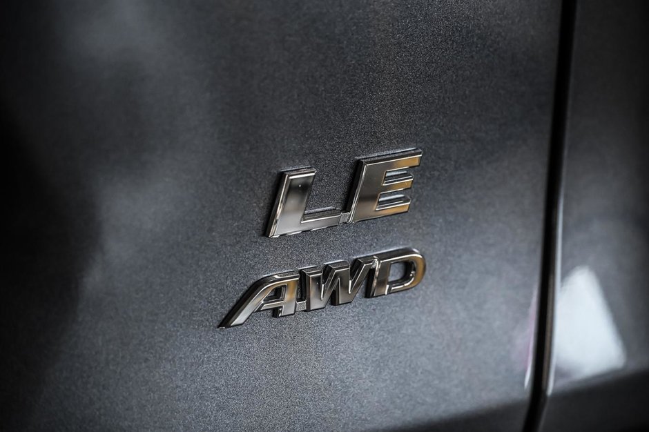 Toyota RAV4 LE 2024-8