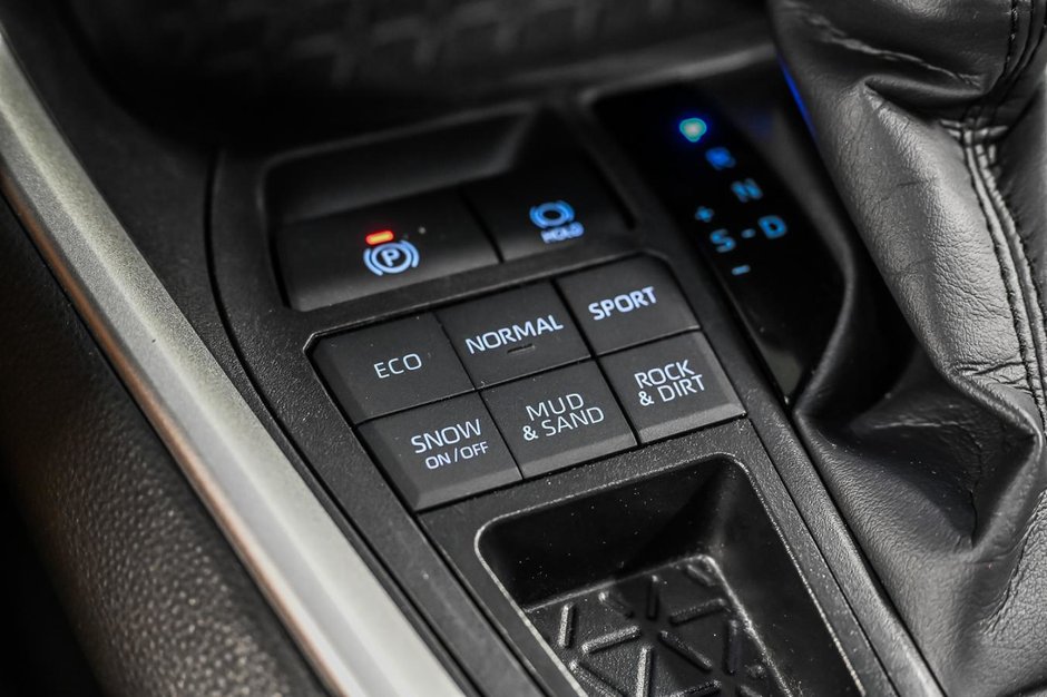 Toyota RAV4 LE 2024-17