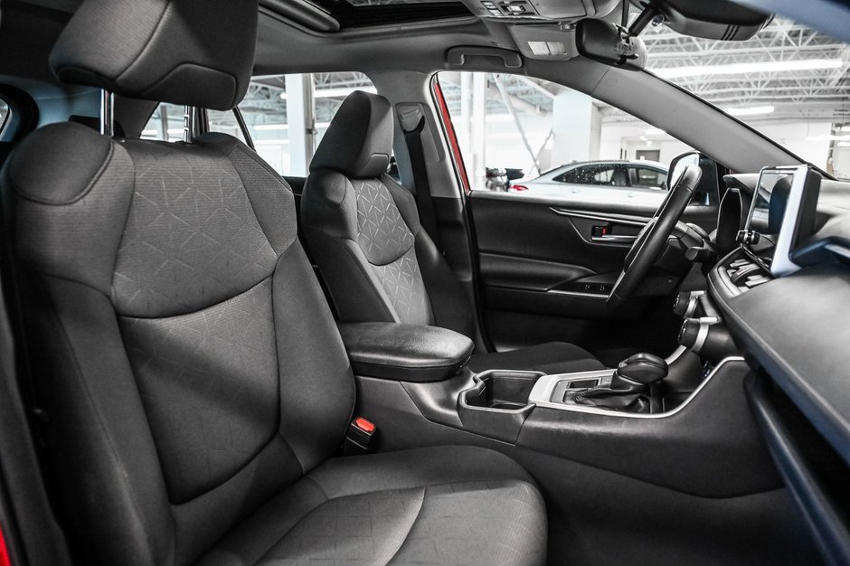 2025 Toyota RAV4 XLE-26