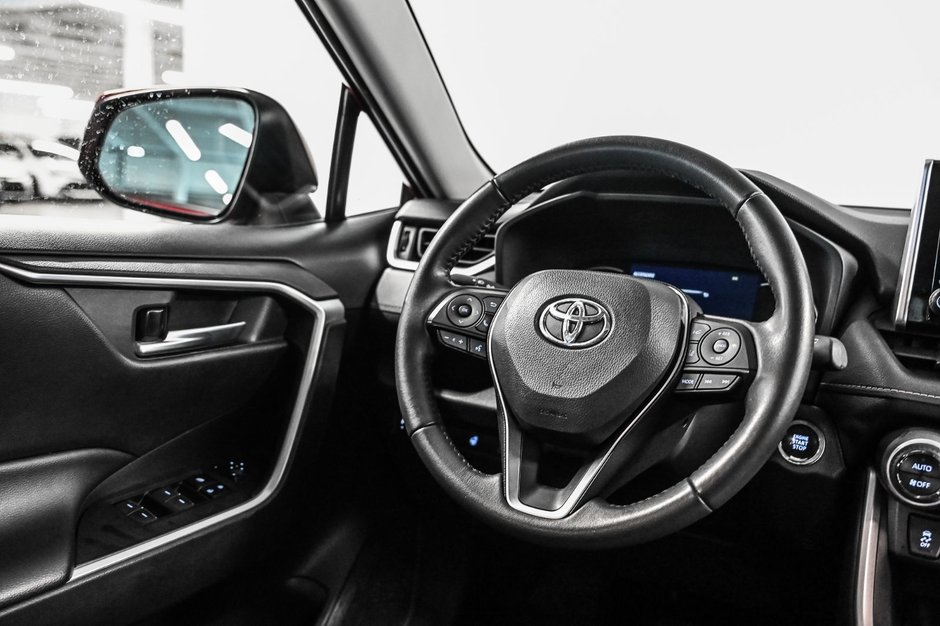 2025 Toyota RAV4 XLE-23