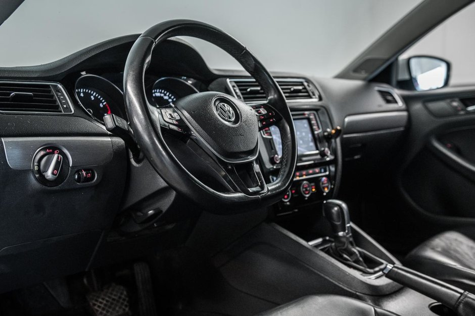 Volkswagen Jetta Sedan Highline 2016-13