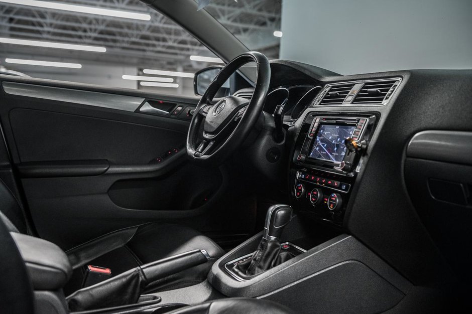 Volkswagen Jetta Sedan Highline 2016-26