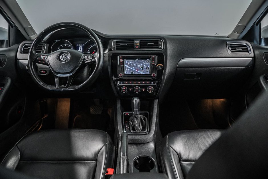 Volkswagen Jetta Sedan Highline 2016-23