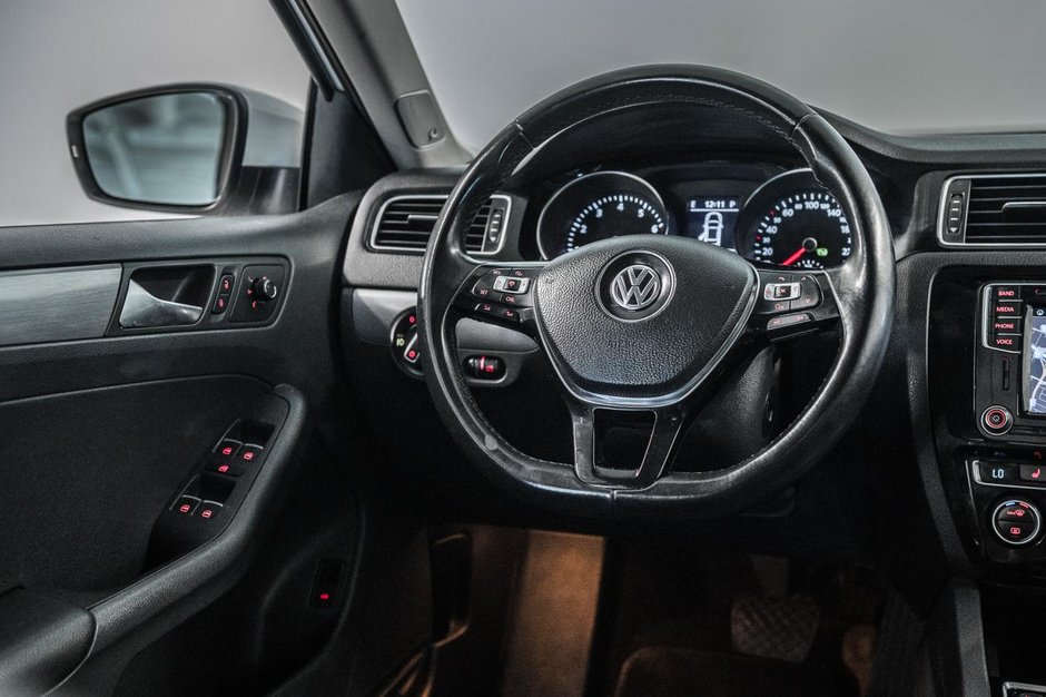 Volkswagen Jetta Sedan Highline 2016-24