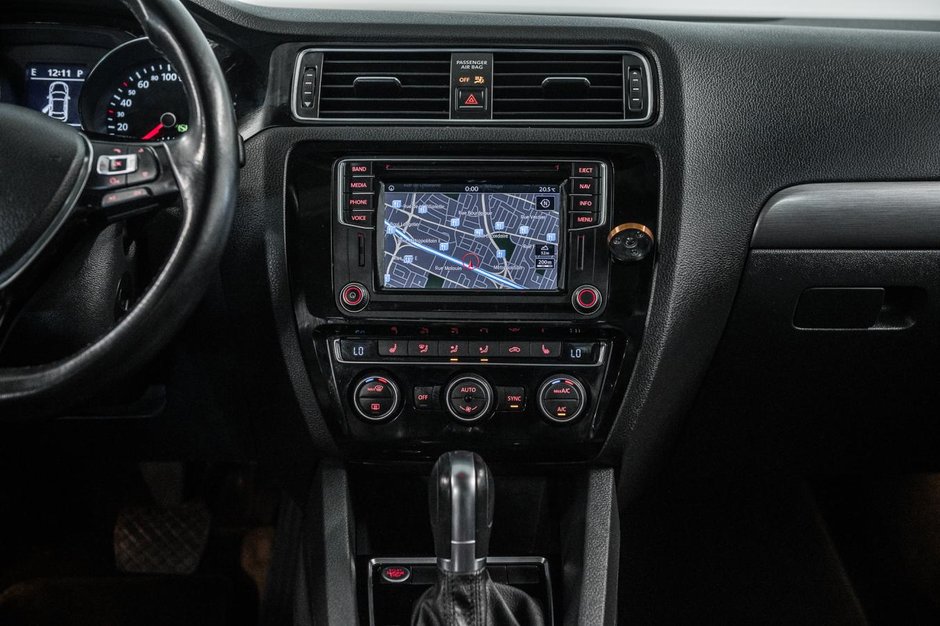 Volkswagen Jetta Sedan Highline 2016-25