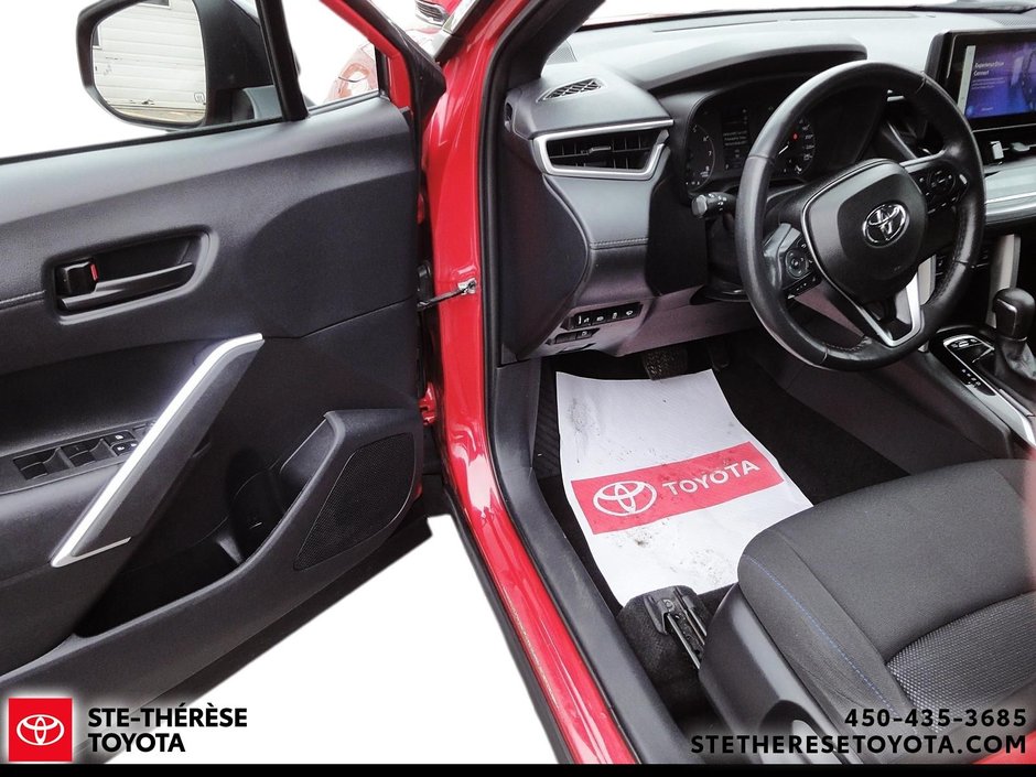 2024 Toyota Corolla Cross SE Hybride-11