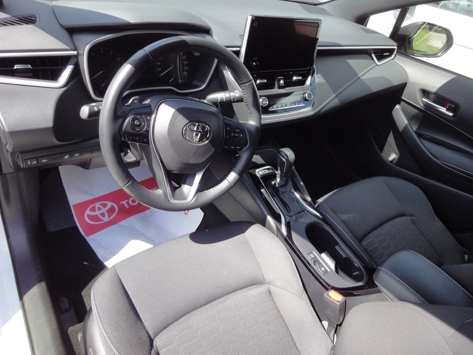 2023 Toyota Corolla Hatchback SE Upgrade-12