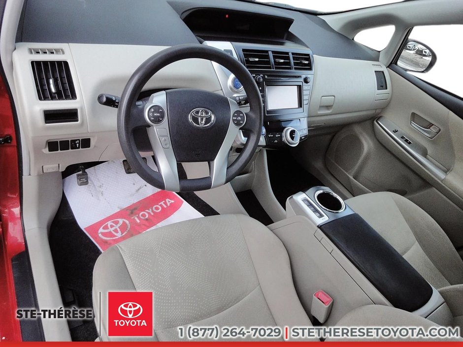 Toyota Prius v HYBRID 2013-9