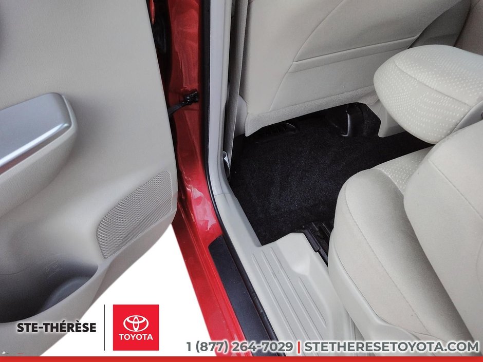 Toyota Prius v HYBRID 2013-5