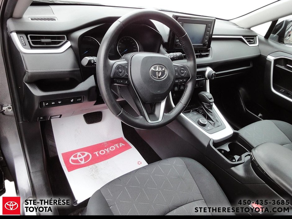 Toyota RAV4 Hybrid XLE 2020-17