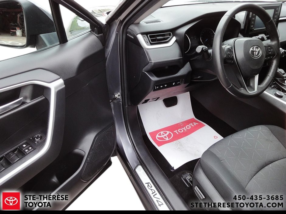 Toyota RAV4 Hybrid XLE 2020-15