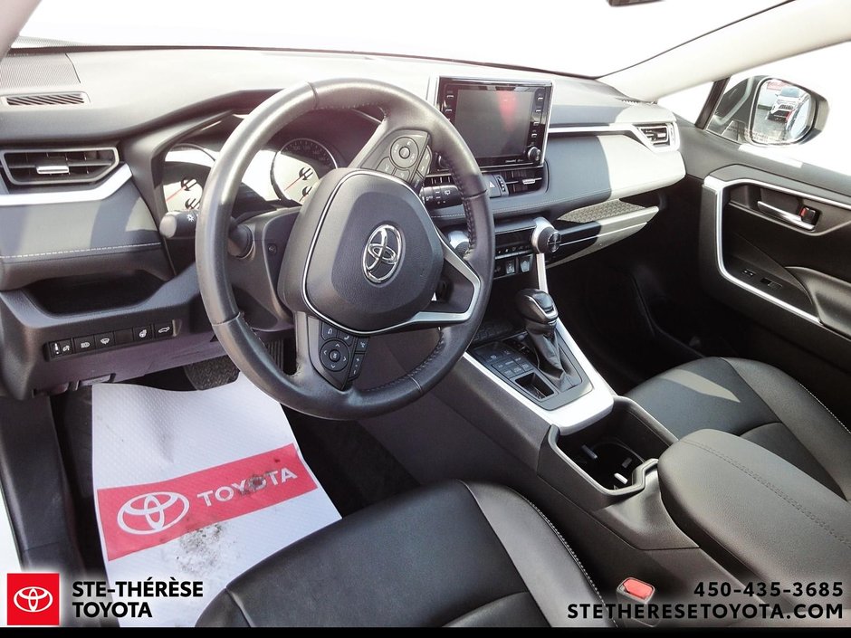 2022 Toyota RAV4 XLE Premium-12