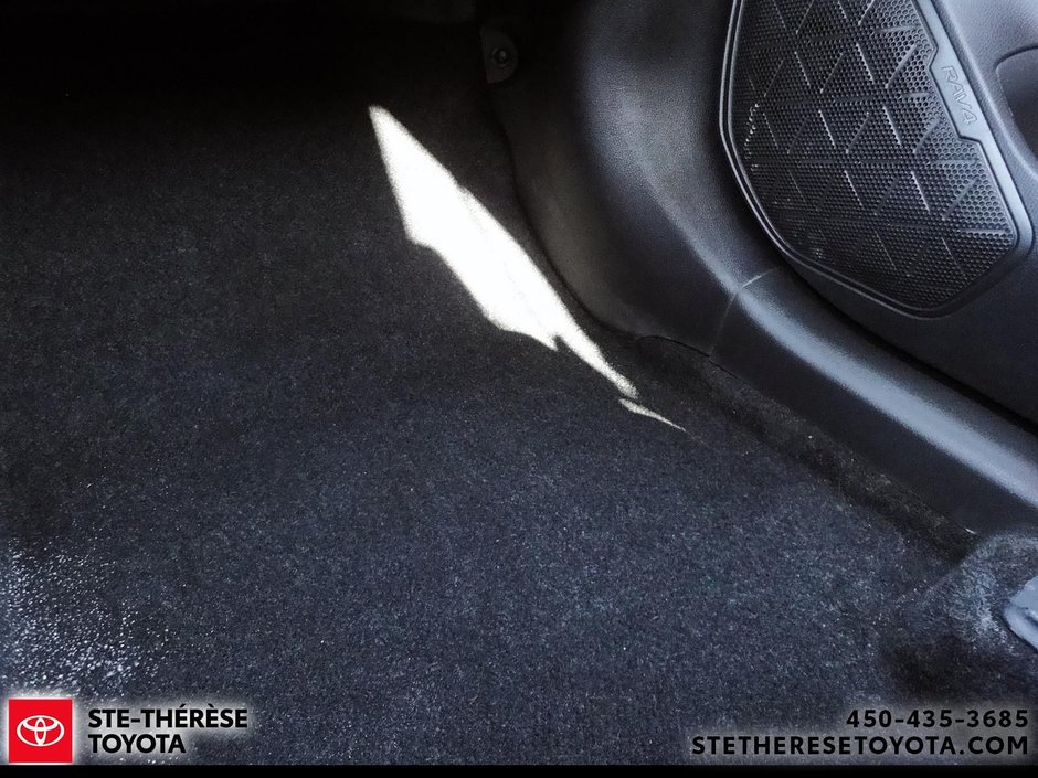 Toyota RAV4 XLE Premium 2024-17