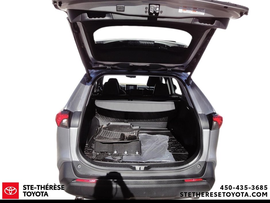 Toyota RAV4 XLE Premium 2024-8
