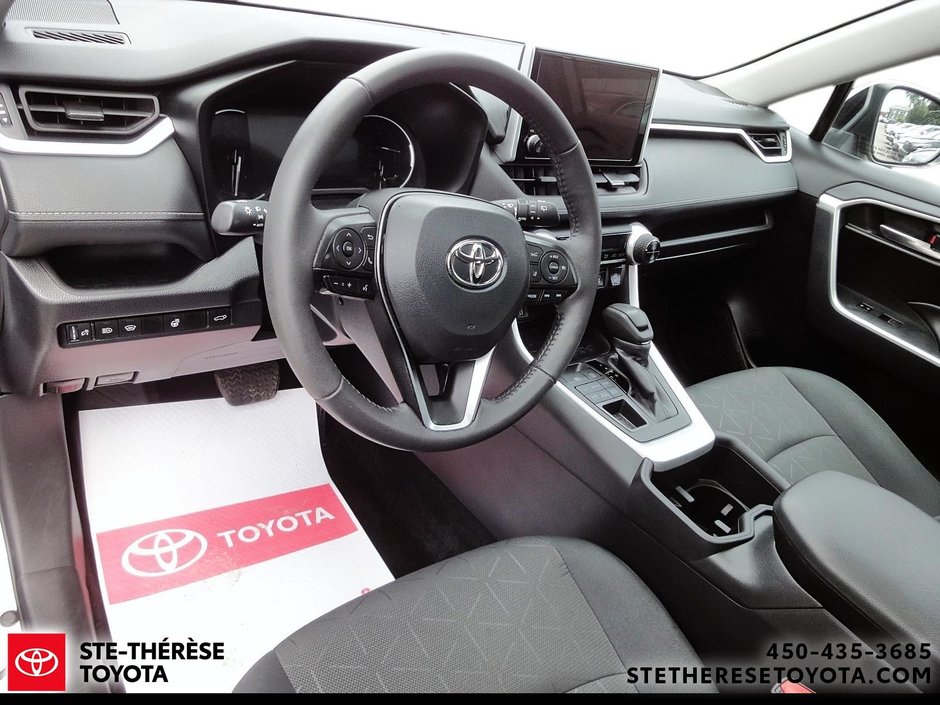 2024 Toyota RAV4 XLE AWD-12