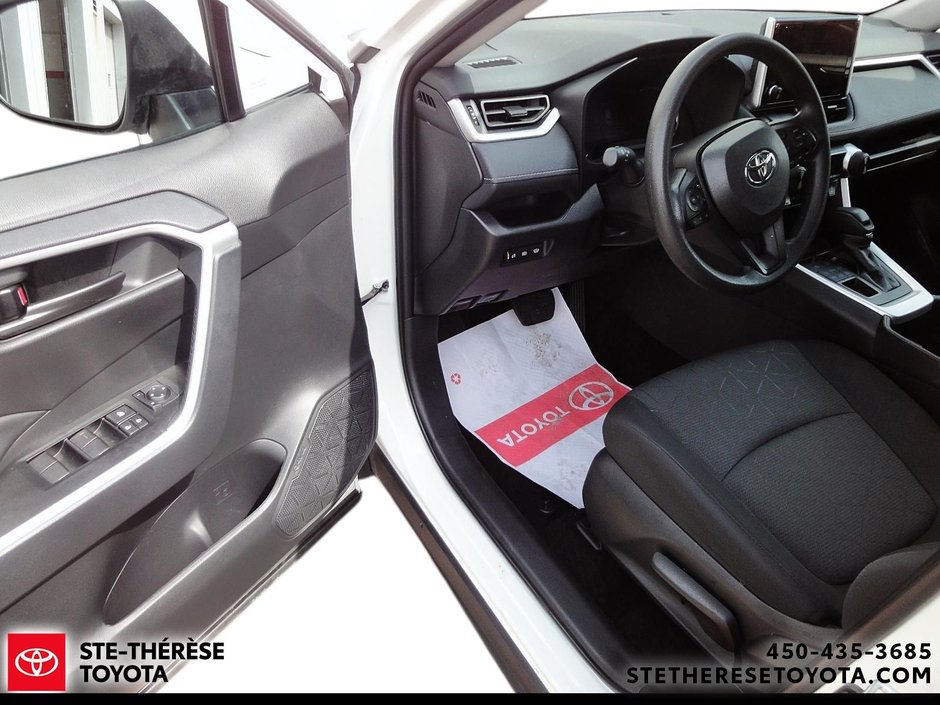 Toyota RAV4 LE AWD 2025-10