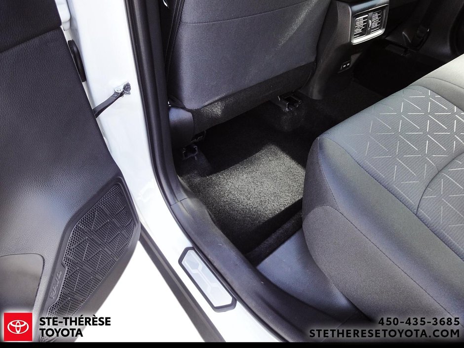 2025 Toyota RAV4 XLE-8