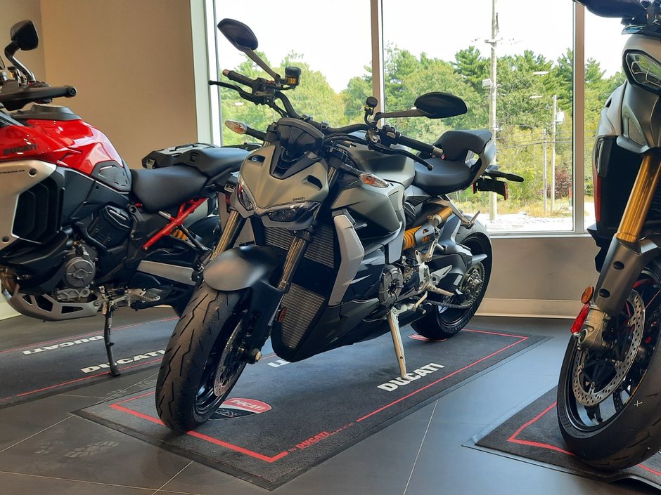 2025 Ducati STREETFIGHTER V2 Storm Green