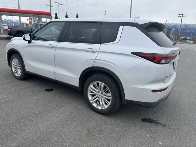 2024 Mitsubishi Outlander ES-6