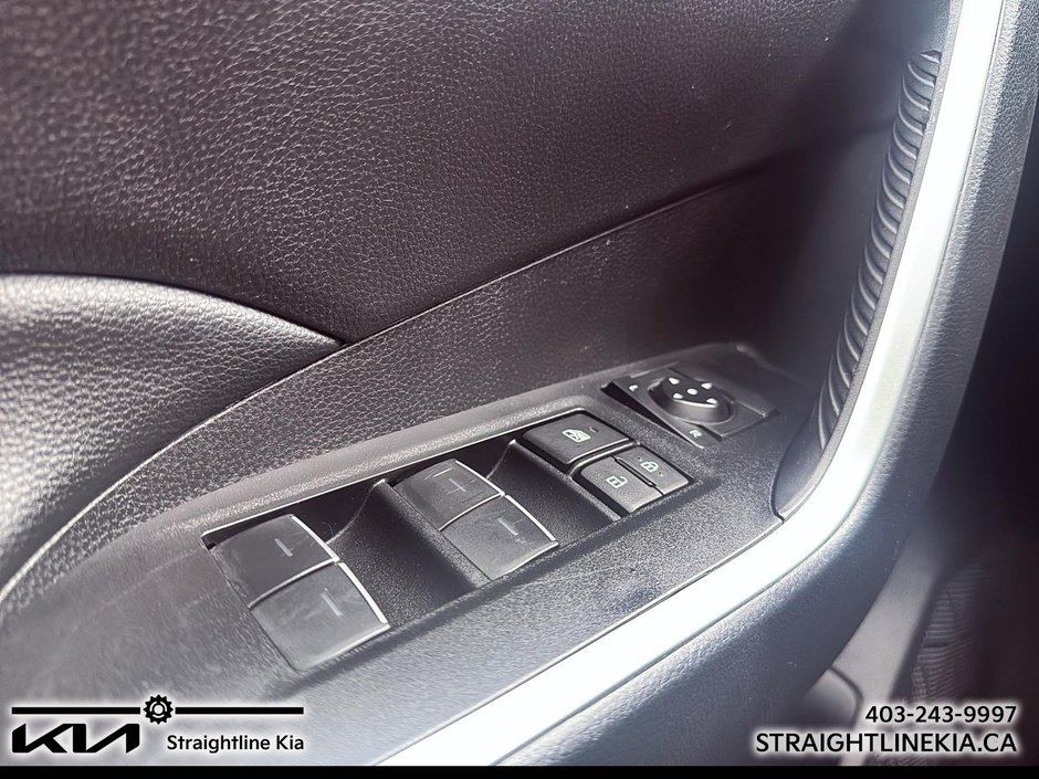 2025 Toyota RAV4 XLE-10