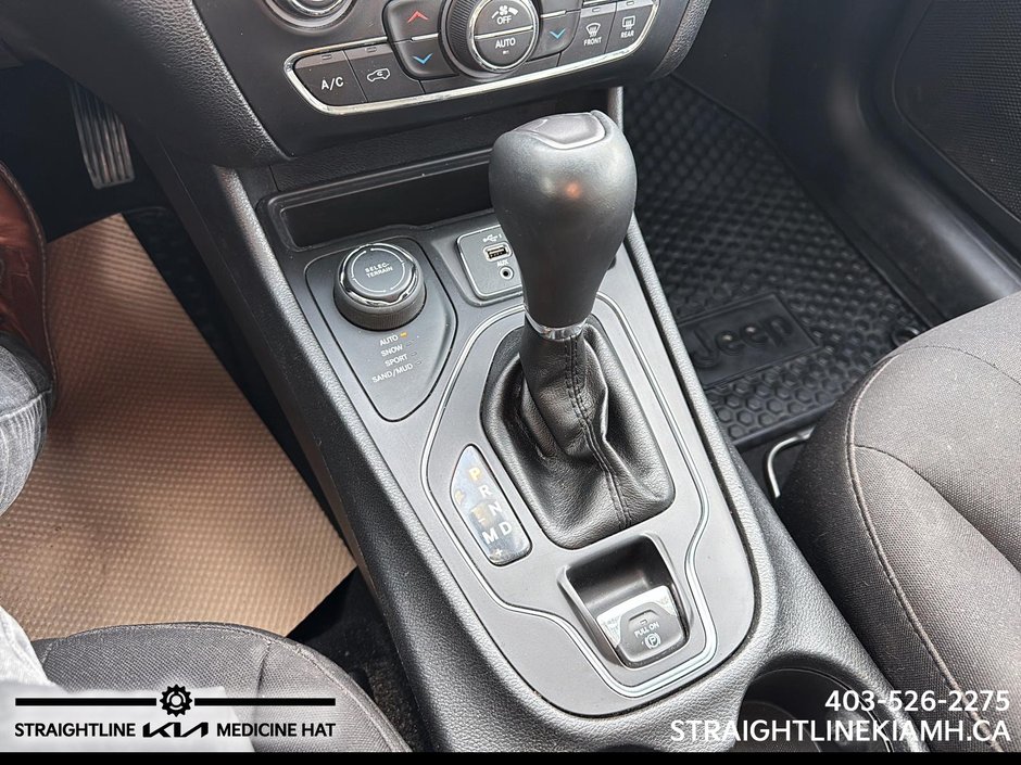 2019 Jeep Cherokee North-14