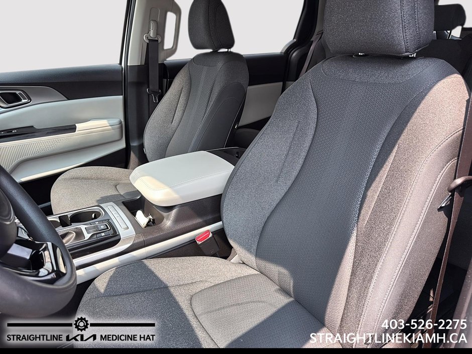 2022 Kia Carnival LX-8