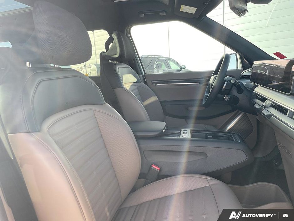 2026 Kia EV9 Land AWD w/ Premium Package-23