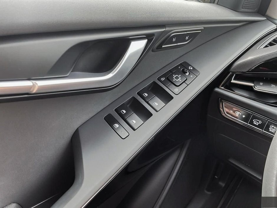 2025 Kia Niro HEV SX-10