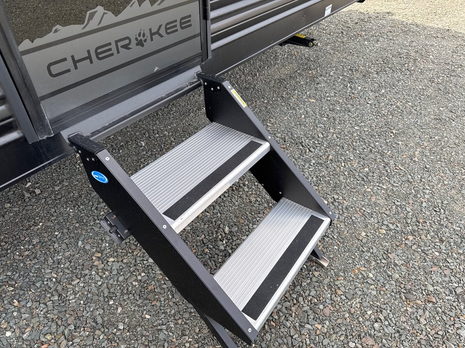 2025 Cherokee GREY WOLF 23DBH-4