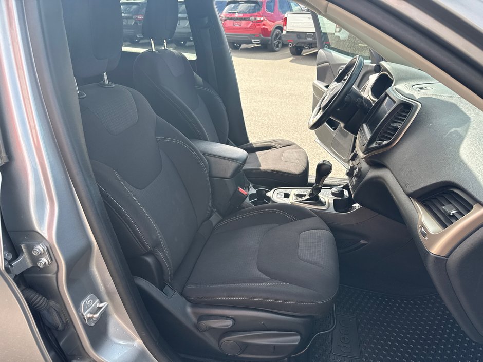 2015 Jeep Cherokee North-15