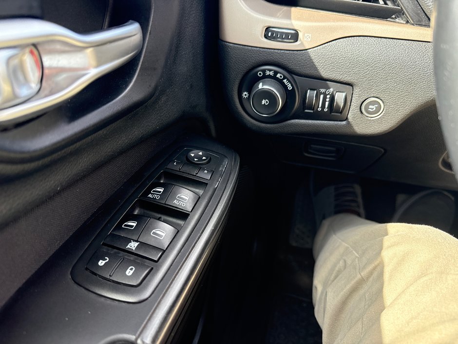 2015 Jeep Cherokee North-12