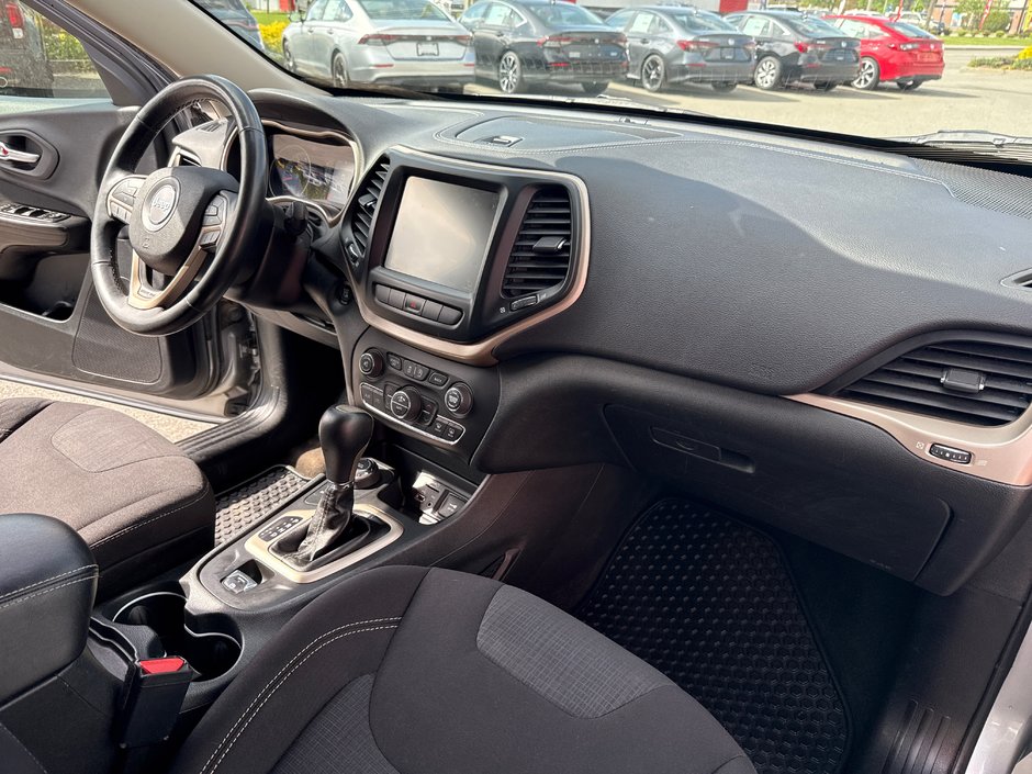 2015 Jeep Cherokee North-16