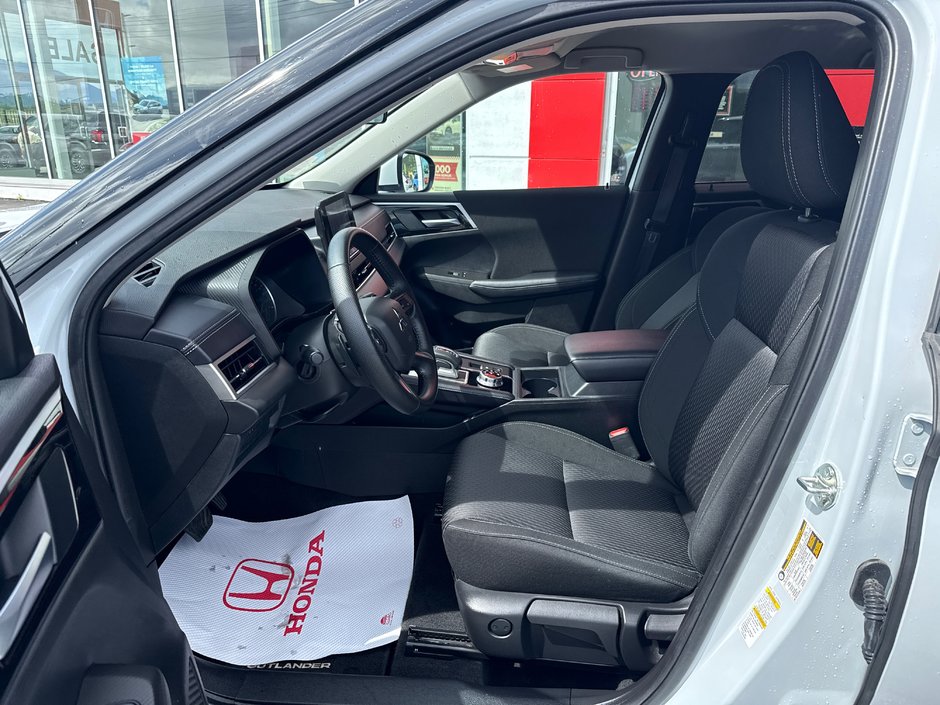 2024 Mitsubishi Outlander ES-9