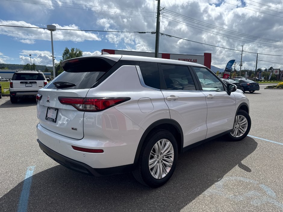 2024 Mitsubishi Outlander ES-7