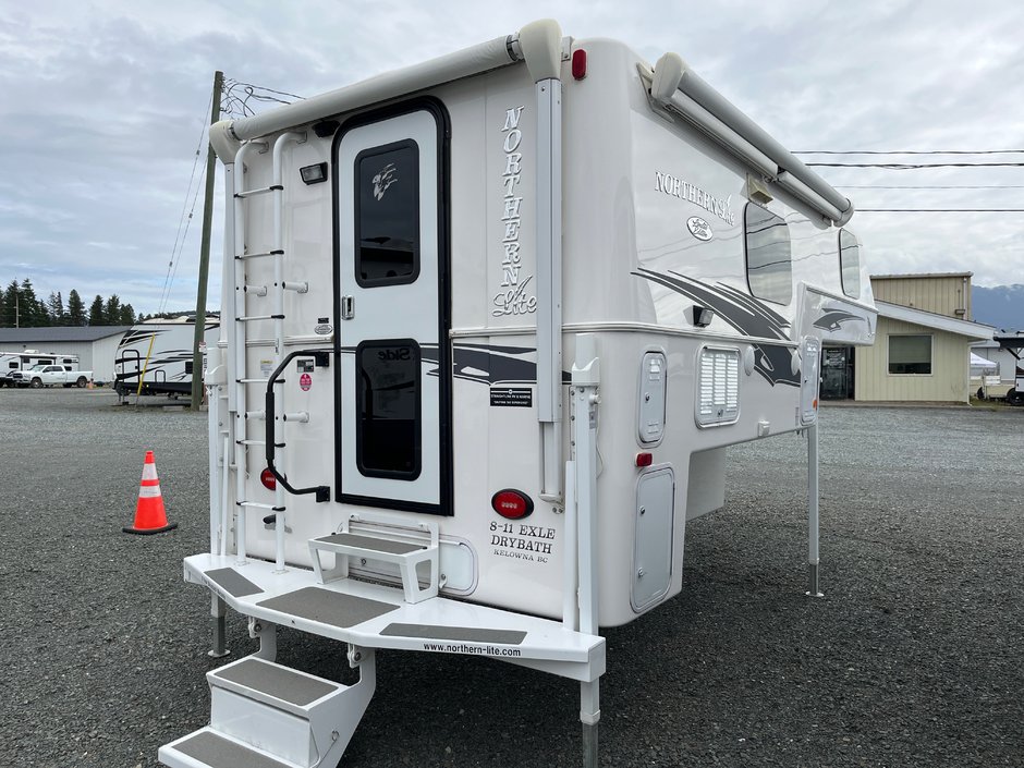 2023 NORTHERN LITE EXLE 8-11 Dry Bath-16