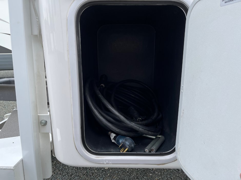2023 NORTHERN LITE EXLE 8-11 Dry Bath-17