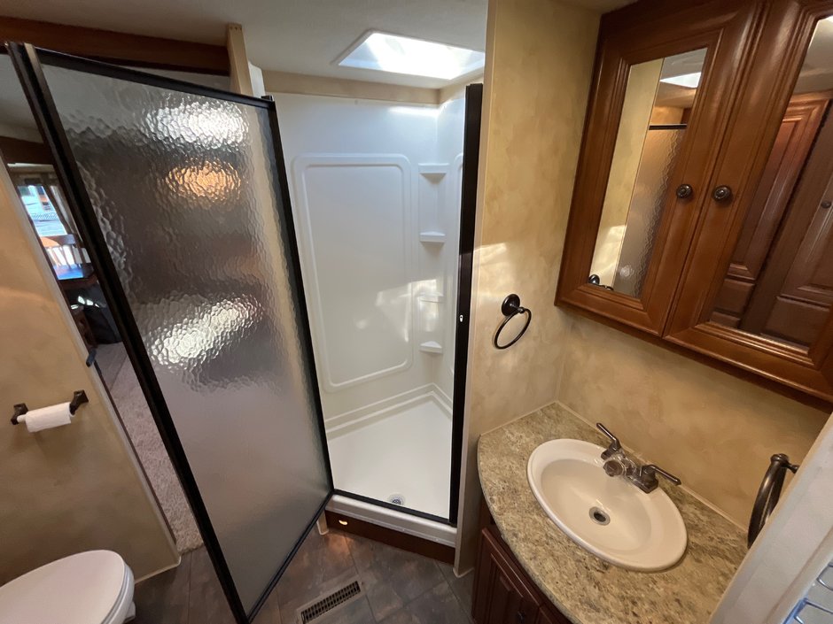 2012 NORTHWOOD ARCTIC FOX 29L-23