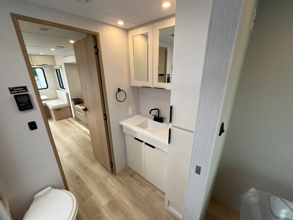 2026 Winnebago THRIVE 25RLS-11