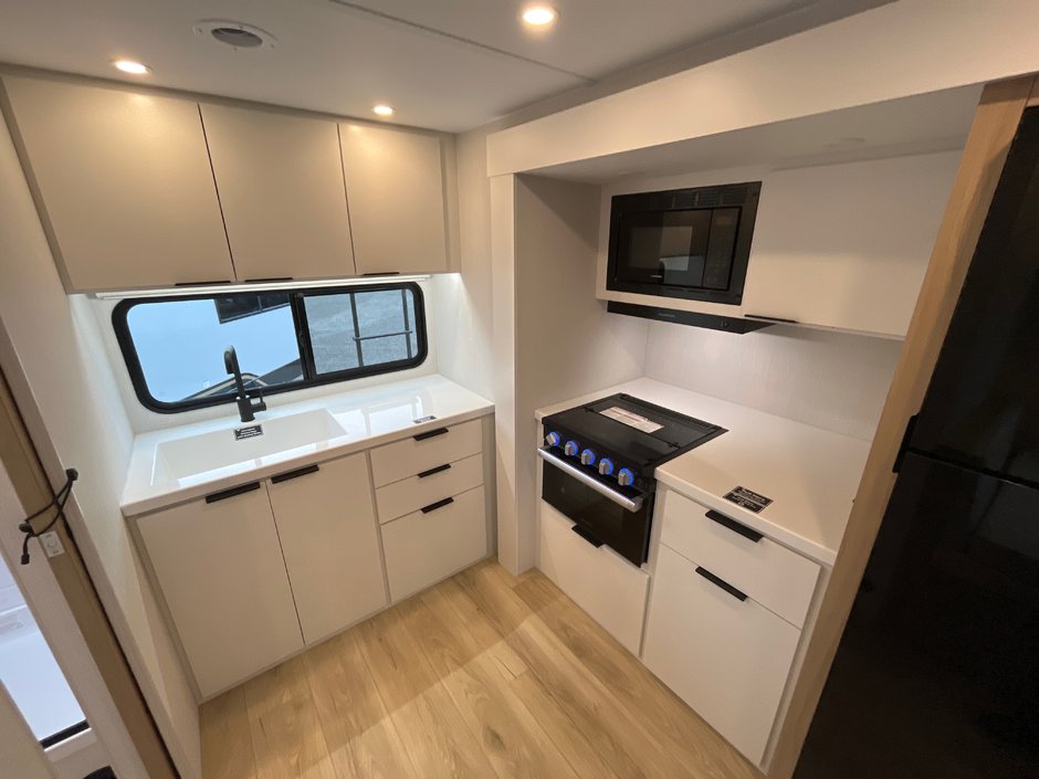 2026 Winnebago THRIVE 22MLS-13