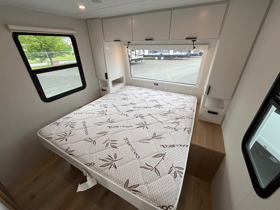 2026 Winnebago THRIVE 29RLO-15
