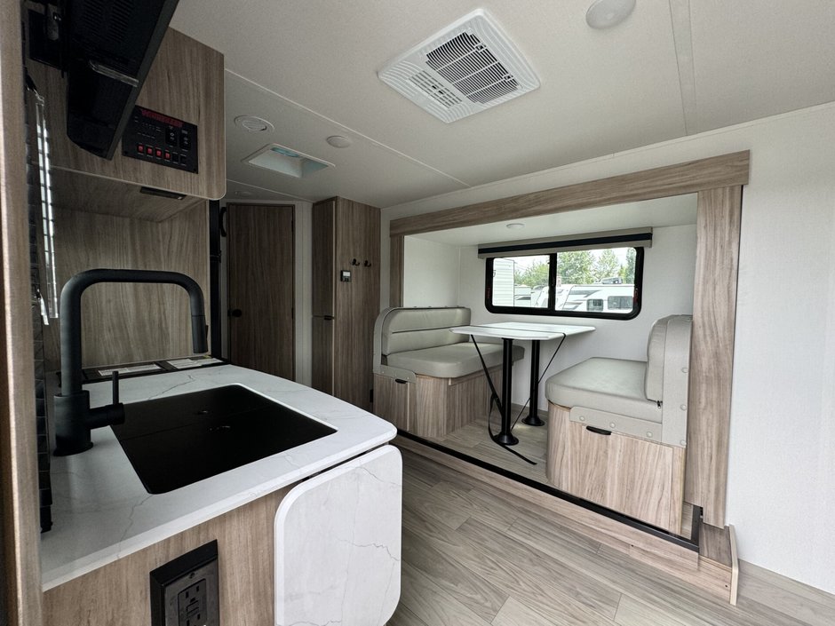 2025 Winnebago M-SERIES 2326MBBH-8