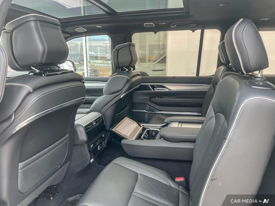 2023 Jeep Grand Wagoneer L Series II-22