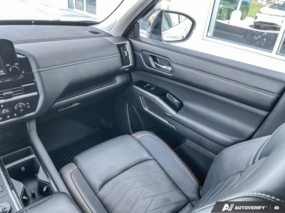 2024 Nissan Pathfinder Platinum-24